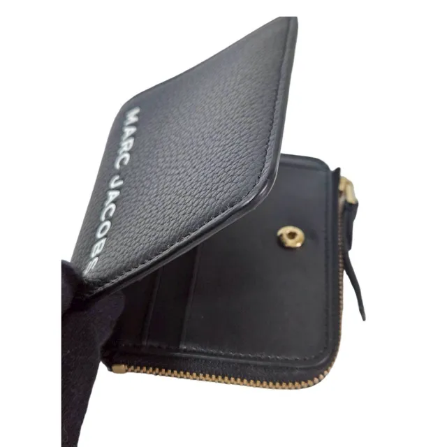 【MARC BY MARC JACOBS】MARC JACOBS 新款荔枝紋白字LOGO牛皮扣式短夾黑色(七夕情人節)