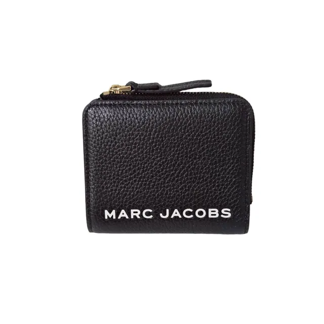 【MARC BY MARC JACOBS】MARC JACOBS 新款荔枝紋白字LOGO牛皮扣式短夾黑色(七夕情人節)
