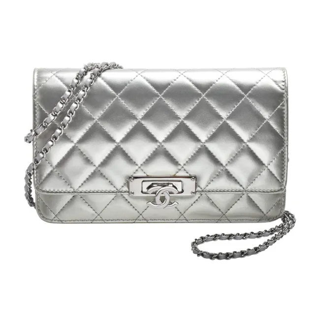 【CHANEL 香奈兒】經典雙C LOGO菱格紋亮面漆皮WOC/斜背包(銀色AP0388-SILVER-SS)