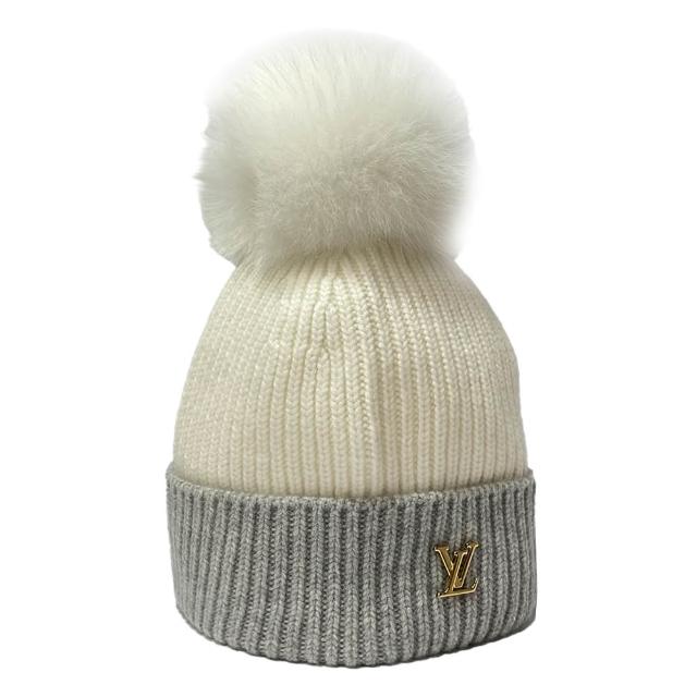 LV LOUIS VUITTON路易威登 M79255 Cold Spark 系列毛絨球毛帽 經典LV LOGO設計,風格簡約且具現代感,時尚百搭的毛絨球毛帽,適合日常穿搭與多種場合搭配,展現高階時尚品味。