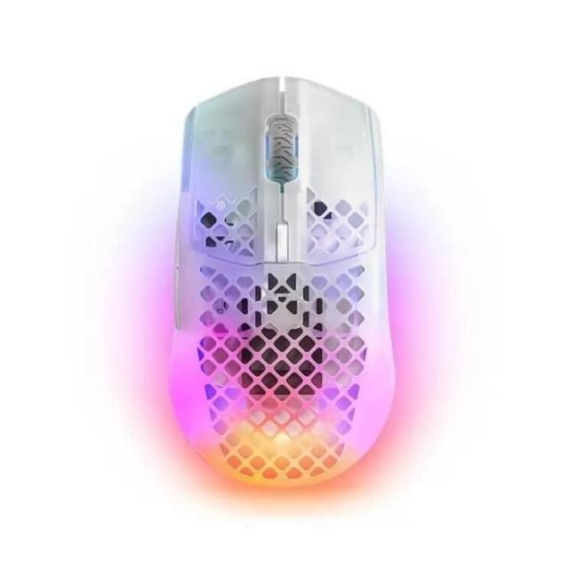 SteelSeries 賽睿 Aerox 3 Ghost 無線滑鼠，採用先進光學感測器，最高解析度達 10000 DPI 以上，可調低至 100 DPI，支援藍芽與 2.4G 雙模傳輸，輕量僅 96g，ABS 材質舒適握持，6 個按鍵設計，包含滾輪，尺寸 120mm，適用 Windows、MAC、iOS、Android 系統。包裝內含 USB 無線傳送器、充電纜線、轉接器及指南，產地中國，一年保固，NCC CC AH20LP7500T0，BSMI R35181。完美適合遊戲玩家追求極致輕盈與精準操作。