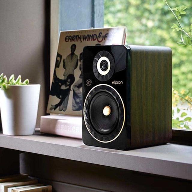 Elipson Prestige Facet 系列書架式喇叭，採用法國 Elipson 品牌頂級工藝，精準還原音樂細節，提供震撼立體聲體驗。適合居家娛樂與 Hi-Fi 發燒友，支援多種規格配置，多功能音訊輸出，1 年完整保固，品質保證。