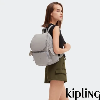 【KIPLING】『猴子包』溫柔沉穩灰拉鍊掀蓋後背包-CITY PACK