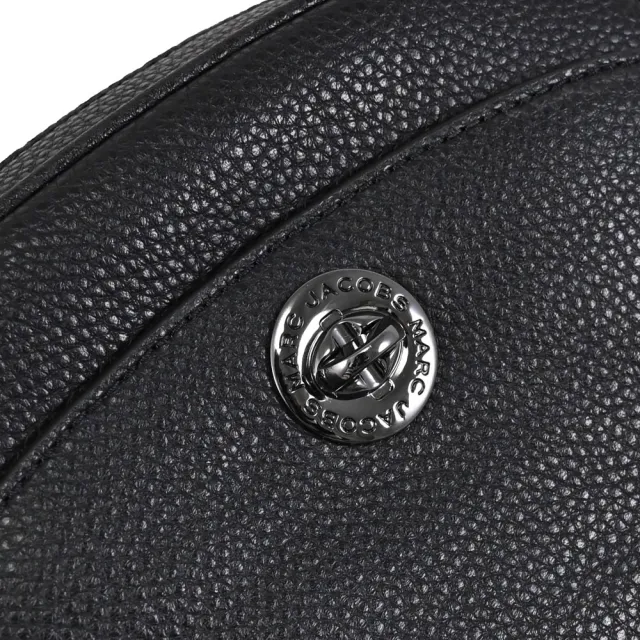 【MARC JACOBS】簡約金屬轉釦LOGO前口袋鏈帶斜背包(黑釦)