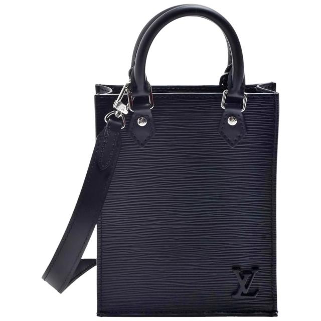 LV LOUIS VUITTON路易威登 M69441 經典 PETIT SAC PLAT 系列 EPI 皮革手提 / 斜背包 黑色 LV M69441經典PETIT SAC PLAT系列EPI皮革手提/斜揹包,採用高階EPI皮革製作,展現優雅質感與復古風設計。袋身小巧輕盈,適合日常出勤與輕便攜帶,經典Sac Plat造型兼具時尚與實用性。結帳享85折再享0利率,是收藏與日常使用皆宜的精品選擇。
