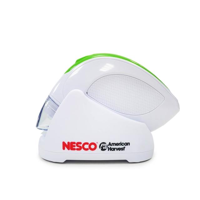 NESCO美國 VS-09HH NESCO VS-09HH 真空包裝機內建大容量電池,力強耐用,附贈同廠牌真空包裝袋4個。建議使用NESCO專利真空包裝袋以確保最佳使用效果。本機採用塑膠材質,尺寸為17x7x5x12cm,電壓依實際包裝所示,消耗功率為108W,本體重量約634g,產地為中國。
