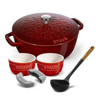 【法國Staub】石榴紅Lily雕花琺瑯鑄鐵和食鍋24cm贈矽膠鍋把+湯勺+瓷碗餐碗2件組(德國雙人牌集團官方直營)