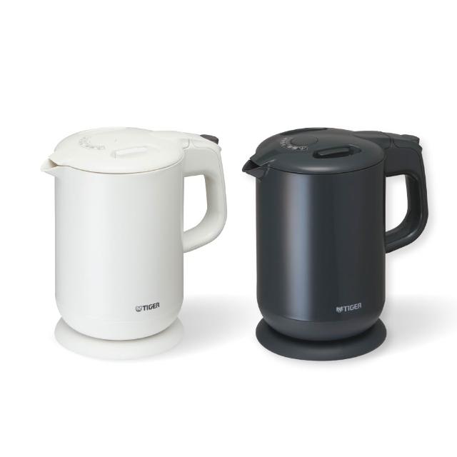 TIGER虎牌 PCG-G10R 小型電鍋，容量1公升以下，適合單人或小家庭使用。採用防沾塗層內膽，易清潔不黏鍋；110V/60Hz電壓，消耗功率1000W以上，煮食快速高效。尺寸14.8×22.6×23.4cm，重量僅1.1kg，便攜輕量。中國製造，BSMI許可字號R63276，保固1年。灰色與白色兩色選擇，完美結合日本工藝與實用設計，是居家必備的迷你電飯煲。