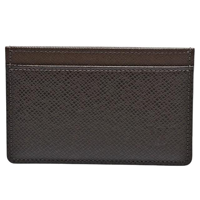 LV M30948經典TAIGA皮革萬用卡夾，採用咖啡色皮革打造，經典設計搭配優雅壓印LV字樣，輕薄實用，適合日常攜帶。結帳享85折優惠，再享0利率方案，是時尚與實用兼具的精品選擇。