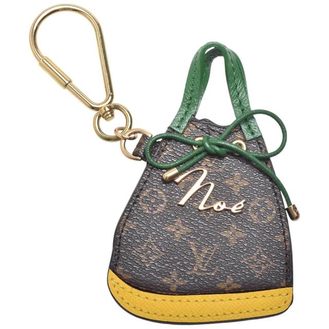 LV LOUIS VUITTON路易威登 M66182 經典 Monogram 帆布塗層購物包造型鑰匙圈 / 吊飾 咖啡 / 綠黃 這款LV M66182鑰匙圈以經典Noé水桶包為靈感設計,採用高質感帆布塗層材質,搭配金色調的「Noé」草書標誌,展現路易威登品牌特色。配有鉤扣設計,可作為鑰匙圈或吊飾使用,風格時尚且實用,是日常配飾的完美選擇。結帳享85折再享0利率