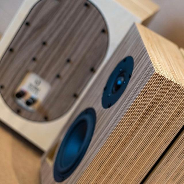 Audel U-Basik 是一款2聲道設計的通用音訊裝置，適用於各種其他應用場景，提供基本功能支援，無特定認證，享有1年保固服務。適合日常使用，操作簡單可靠，滿足您的基本音訊需求。