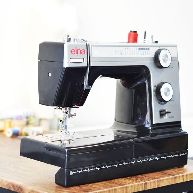 ELNA HD-1000 ELNA HD-1000 電子型家用縫紉機,臺灣原產地製造,垂直式半迴轉梭床設計,縫紉速度最高500~700針/分,針距幅度及長度皆可調0~7mm,內建自動穿線功能,輕鬆操作。機身採用鋁合金骨架與鋁合金塑鋼外殼,重量僅7.6kg,尺寸長39.5x高31.5x寬16cm,適合居家DIY縫紉。支援110V電壓,享1年保固,配件豐富(詳見文案)。ELNA HD-1000 是專業級家用縫紉機首選,結合耐用與便利,提升您的縫紉體驗。