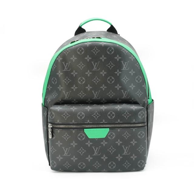 LV LOUIS VUITTON路易威登 M25887 Discovery Backpack PM 老花帆布拚綠色帆布後背包 LV 路易威登 M25887 Discovery Backpack PM 老花帆布拚綠色帆布後揹包,全新歐洲真品平行輸入。採用高質感帆布製成,經典老花圖案搭配綠色帆布拼接設計,時尚又實用。內層設有3個內袋與1個外拉鍊袋,方便分類收納。適合日常使用,可輕鬆放置A4檔案。附贈防塵袋與影證,商品狀況良好,請確認接受後再下單。