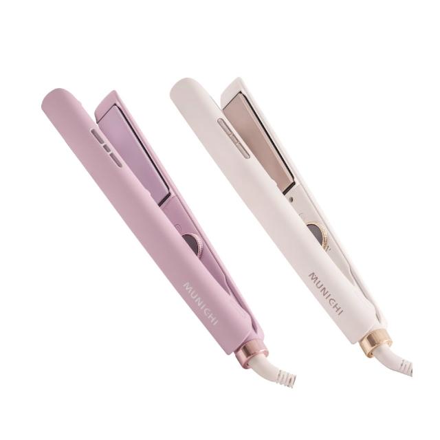  MUNICHI 沐尼黑 MR.1314 直髮器，專業高效造型工具，支援 120°C~230°C 廣泛溫度調整，適合各種髮質。顏色選擇薰衣草紫或雪花白，尺寸輕巧 27.5*3.2cm，便於攜帶。具國際電壓 100V-240V 功能，全球通用，附收納袋。中國製造，BSMI 認證 T3E102，享 1 年保固。完美直髮、捲髮多功能，快速鎖住髮型光澤！ 