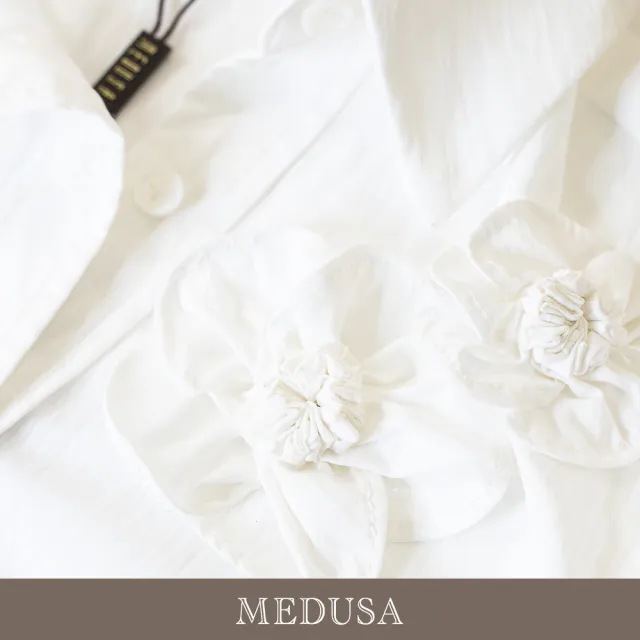 【MEDUSA 曼度莎】現貨-立體花飾質感長袖白襯衫（M-XL）｜女襯衫 造型襯衫 上班穿搭（701-51901）
