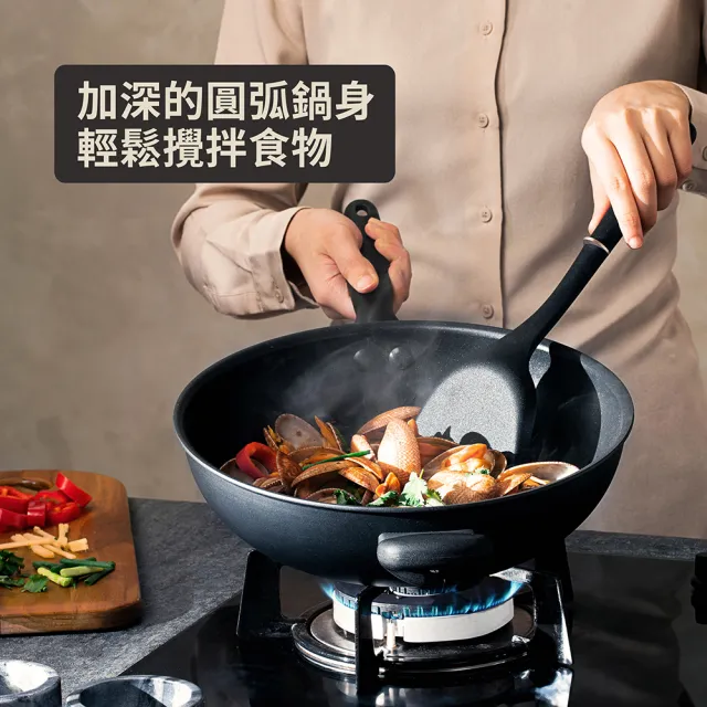 【MEYER 美亞】全黑陽極陶瓷 炒鍋32cm 含鍋蓋 不沾鍋 鎧甲系列(IH/電磁爐適用)