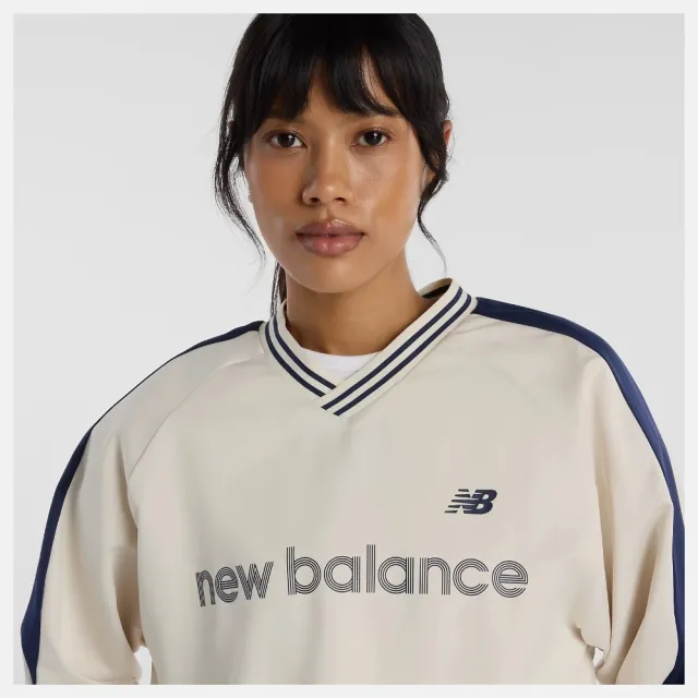 【NEW BALANCE】NB 長袖上衣 女 緞面 寬鬆版型 美規 杏 WT61145ILIN
