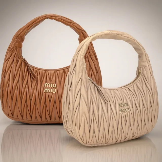 【MIU MIU】Wander Matelasse 30CM 皺褶納帕皮革肩背包-2色可選