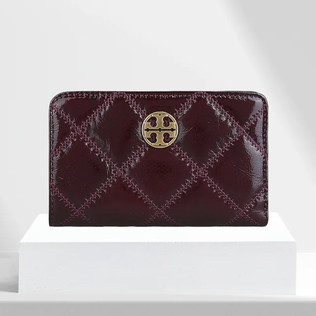 【TORY BURCH】TORY BURCH Willa金屬T字LOGO漆皮菱格絎縫10卡壓釦式對開中夾(深果醬紅)