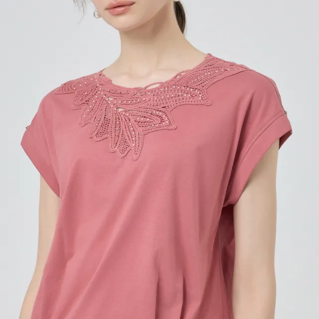 【ILEY 伊蕾】下擺開衩縷空刺繡棉質上衣(兩色；M-XL；1252011212)
