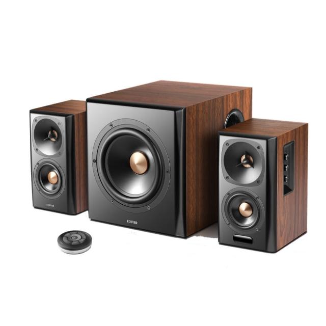  Edifier 漫步者 S360DB 桌上型多媒體喇叭，採用 2.1 聲道設計，內建重低音及左右喇叭，提供強勁音效。支援藍芽連線，無需 WiFi，尺寸 651×411×390 mm，重 22.4KG，產自中國。配件包含電源線、音源線、光纖線、遙控器及說明書，保固 1 年，NCC 認證 CCAJ22LP1AC0T9，BSMI R3B489。適合居家娛樂，提升音質體驗。 