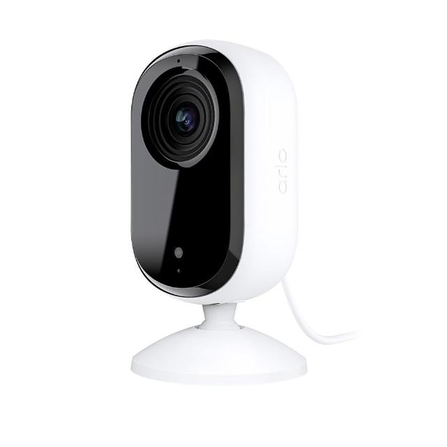 Arlo Essential (VMC3060) 室內雲端無線WiFi網路攝影機第二代，採用2K QHD超高畫質，提供清晰影像捕捉。內建實體鏡頭遮蓋，隱私防護更安心，開關自動控制。支援雙向語音通話，隨時遠端對話零距離。紅外線夜視功能，即使全黑環境也清晰可見。適合居家監視，輕鬆安裝無線連線，Arlo智慧監控首選。完美結合2K解析度、夜視與雙向語音，確保居家安全無虞。