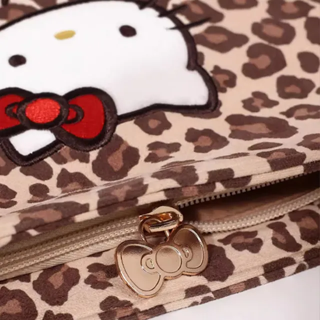 【SANRIO 三麗鷗】雙11 豹紋凱蒂貓手拎肩背包 HOBO包 (Hello Kitty)