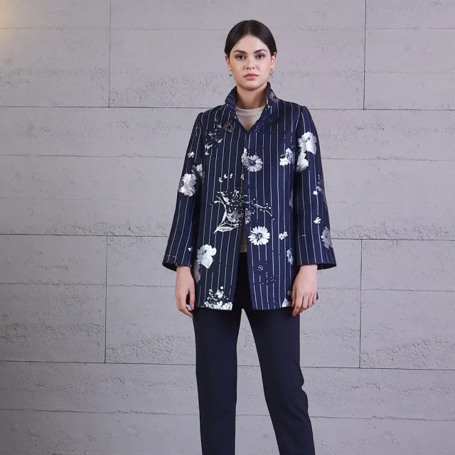 【NADIA LIN 林臣英】緹花條紋帥氣長版外套