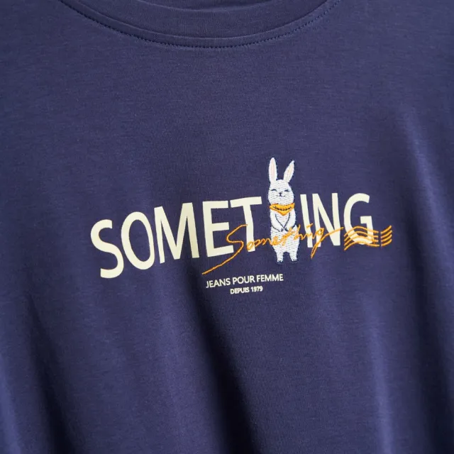 【SOMETHING】女裝 郵戳兔寬短版短袖T恤(丈青色)