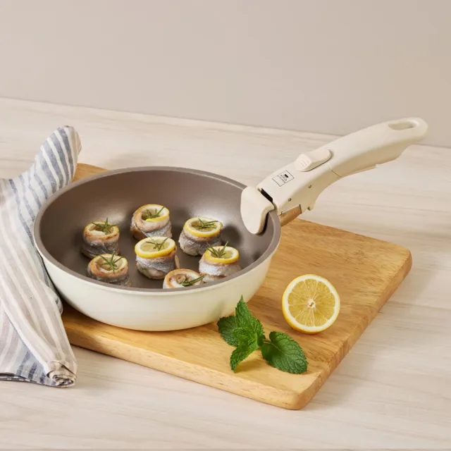 【CorelleBrands 康寧餐具】WORLD KITCHEN 鑄造鈦不沾鍋具六件組(18cm湯鍋+蓋/20cm平煎/26cm深煎+蓋/手柄)