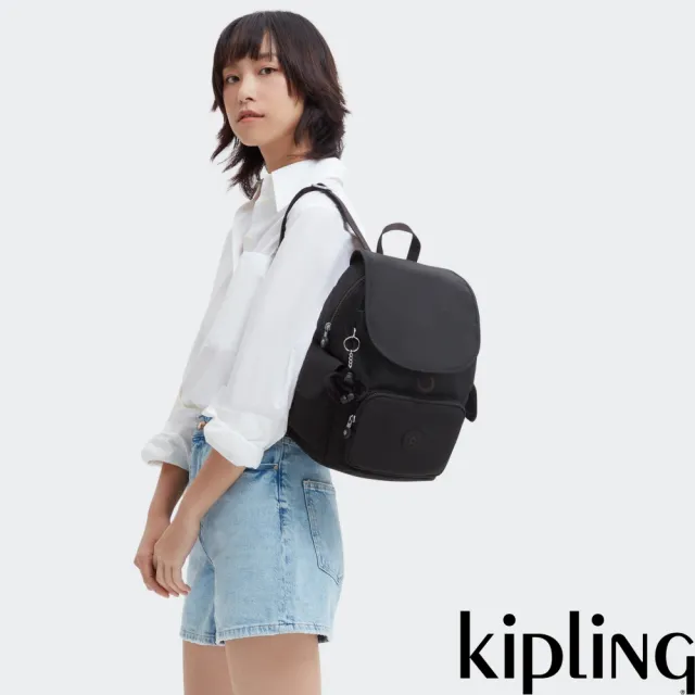 【KIPLING】『猴子包』曜岩黑品牌經典圓標拉鍊掀蓋後背包-CITY PACK S 女包