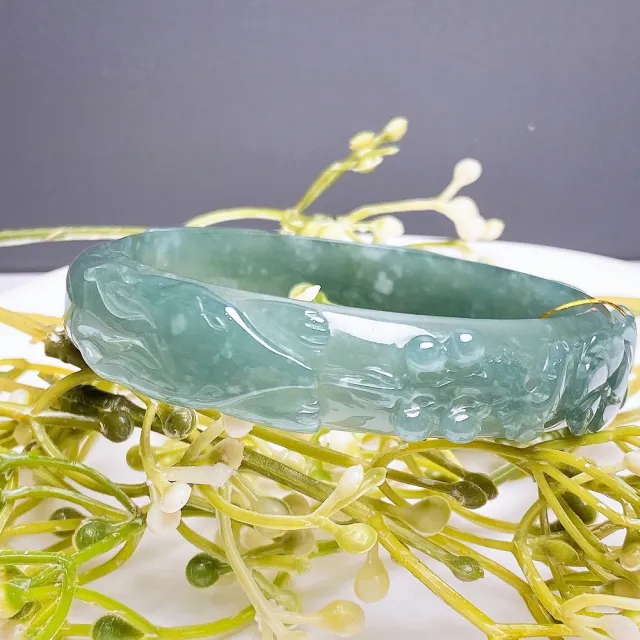【玉我翡翠】翡翠手鐲 冰瓜九尾雕刻鐲 手圍16.8mm M56192 瓜地馬拉A貨翡翠(台灣權威認證證書/天然A貨翡翠)