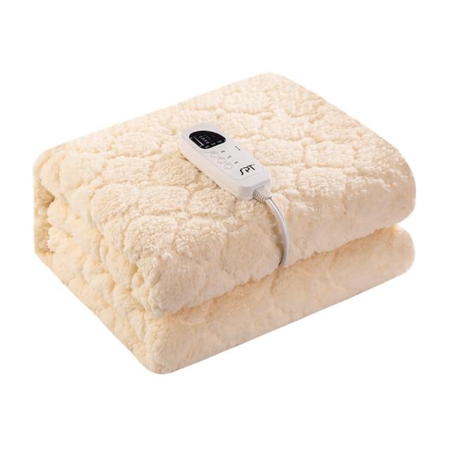  尚朋堂微泰迪絨電熱單人毯 SBL-312W，採用高品質泰迪絨面料，提供溫暖舒適的睡眠體驗。具備5段溫度設定與18小時時間設定功能，並附可拆除式電毯控制器，方便使用與清潔。透過國家檢驗與BSMI許可，安全可靠。適合單人使用，尺寸為90x130公分，重量輕巧僅4KG，最大功率60W，為您帶來安心的居家保暖解決方案。 