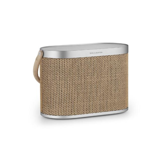  B&O Beosound A5 是一款高階藍芽音響，支援 WiFi 傳輸、APP 遙控與藍芽遙控功能，Type-C 充電介面，一件式設計無需認證。內建高品質音效，適合居家或戶外使用。保固期 3 年，註冊遠寬電信官網即可享音響主體 2 年 + 電池 1 年有限保固，售後服務簡單無煩惱。配件包含 Beosound A5 音響主體 x1、USB-C 變壓器 x1、USB-C 充電線 x1 及快速使用手冊。猶豫期非試用期，請注意包裝完整以避免退貨問題。 