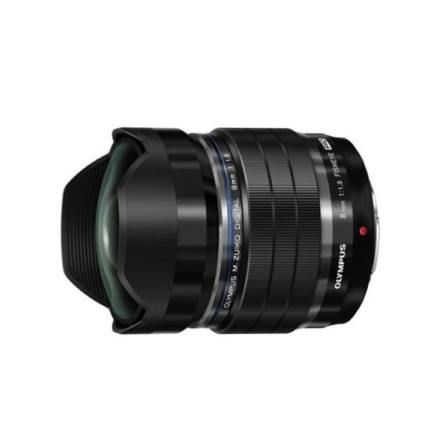 OLYMPUS 奧林巴斯 M.ZUIKO DIGITAL ED 8mm F1.8 Fisheye PRO 是一款專業級魚眼鏡頭，屬於 M.ZUIKO PRO 系列，重量僅 201g，適合微四三 (M4/3) 系統相機使用。提供極致廣角視野與 f/1.8 大光圈，捕捉獨特魚眼效果。公司貨來源，享有 18 個月保固 (元佑公司貨 12+6 個月，詳細請參考官網 http://www.yuanyu.tw，原廠服務專線 02-87515055)。理想選擇用於風景、建築與創意攝影，提升您的影像創作力。