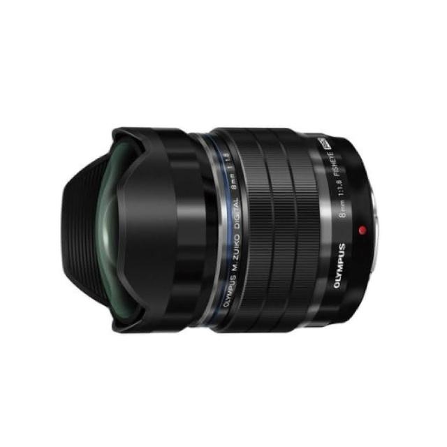 OLYMPUS 奧林巴斯 M.ZUIKO DIGITAL ED 8mm F1.8 Fisheye PRO 是一款專業級魚眼鏡頭，屬於 M.ZUIKO PRO 系列，重量僅 201g，適合微四三 (M4/3) 系統相機使用。提供極致廣角視野與 f/1.8 大光圈，捕捉獨特魚眼效果。公司貨來源，享有 18 個月保固 (元佑公司貨 12+6 個月，詳細請參考官網 http://www.yuanyu.tw，原廠服務專線 02-87515055)。理想選擇用於風景、建築與創意攝影，提升您的影像創作力。