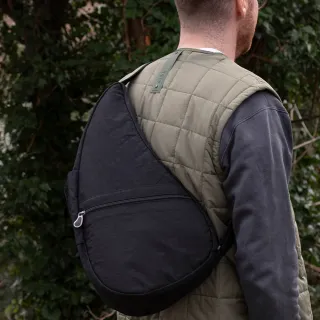 【HEALTHY BACK BAG】官方直營-基本款 TEXTURED NYLON MEDIUM 斜背包-經典黑 男包 女包 側背包 大容量包