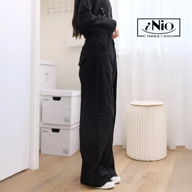 【iNio 衣著美學】後鬆緊腰顯瘦工裝褲 特色褲管 超大口袋拼接 舒適有型休閒褲 CEW2860