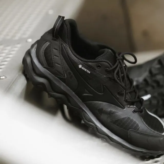【MIZUNO 美津濃】WAVE MUJIN TL GTX 男款 防水 休閒鞋 D1GA237301 黑 越野 慢跑鞋 米其林大底 全黑