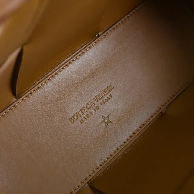 【BOTTEGA VENETA 寶緹嘉】Candy Arco 簡約手工大格編織手提包托特包兩用包(淺咖 大)