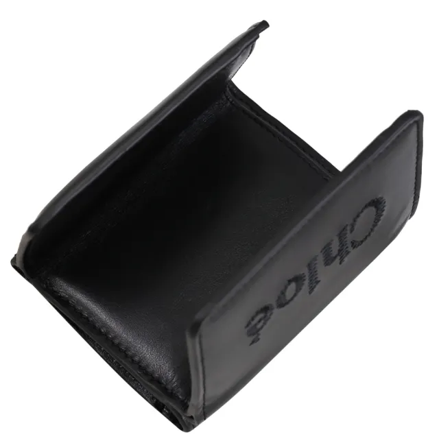 【Chloe’ 蔻依】SENSE 簡約電繡品牌LOGO小牛皮三折扣式零錢小短夾(黑白)