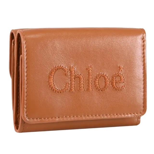 【Chloe’ 蔻依】SENSE 簡約電繡品牌LOGO小牛皮三折扣式零錢小短夾(焦糖棕)