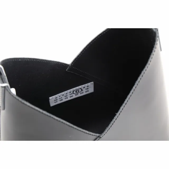 【MM6 MAISON MARGIELA】Fortune cookie 小款 牛皮三角肩背包-黑色