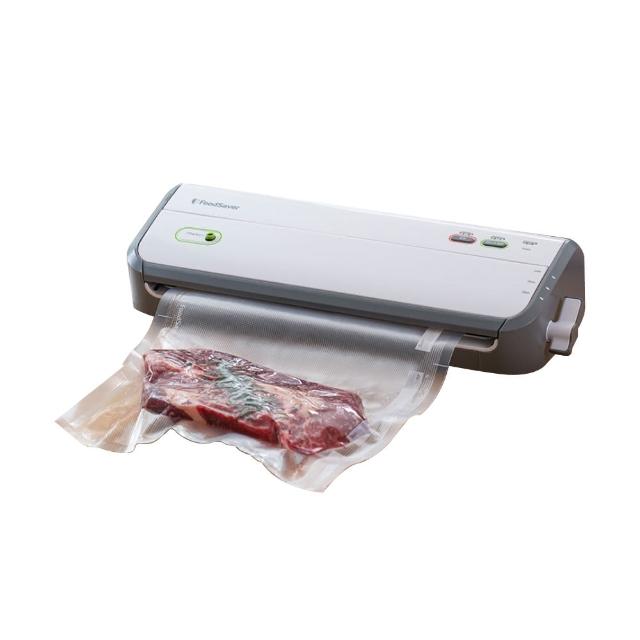  FoodSaver FM2010 真空包裝機是家用食品保鮮的最佳選擇，輕鬆密封新鮮蔬果、肉類與剩食，延長保鮮期達5倍。尺寸L 43.2 x W 15.55 x H 9.85cm，重量僅2.26kg，便於收納。中國製造，提供1年保固。內容物包含保證書、中文說明書、8吋真空卷*1、11吋真空卷*1、真空密鮮盒*1、真空瓶塞*1、轉接頭*1，適合廚房日常使用，提升食品儲存效率。 