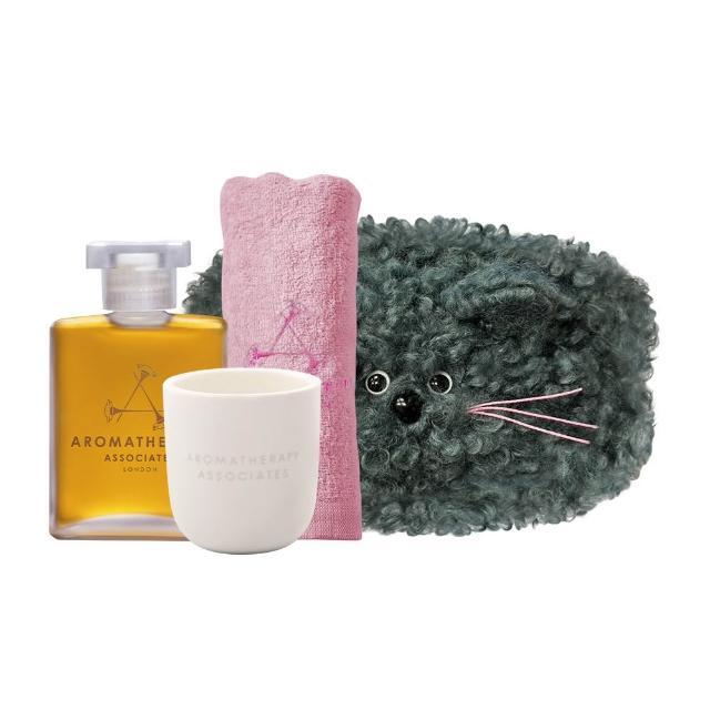AA英國皇家芳療 寵愛沐浴油情人限定組，包含沐浴油、香薰蠟燭、毛巾與化妝包，總容量為55mL+85g。以清新調香氣搭配舒緩配方，適合日常使用與情人節送禮，帶來放鬆與療癒的體驗。
