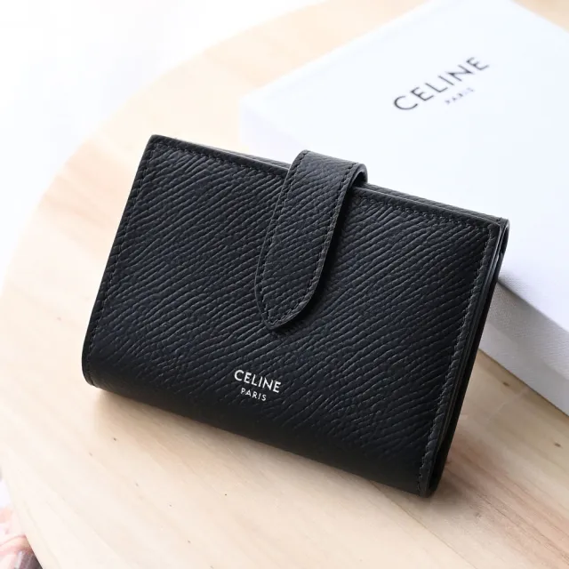 【CELINE】Fine Strap 簡約燙銀LOGO粒面小牛皮扣式三折短夾(黑)