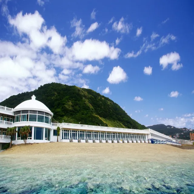 【白宮行館沙灘渡假村】7/17限搶!限量組數★直通沙灘-四人奢華沙灘溫泉房含4早(海景+溫泉+車庫)