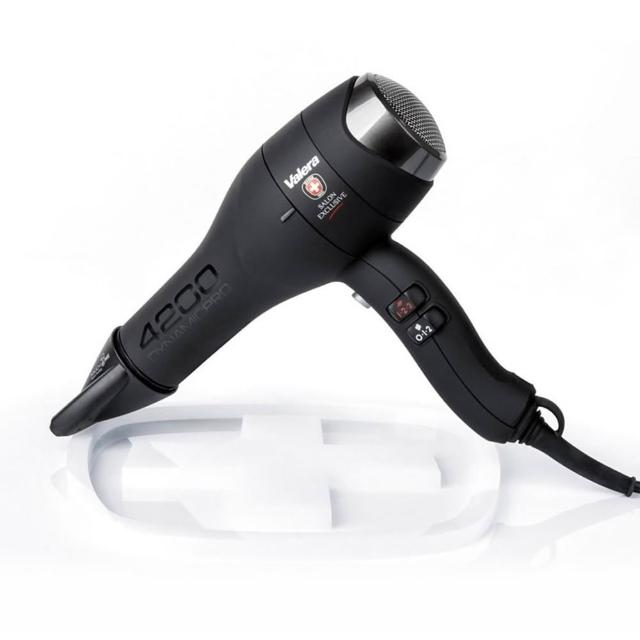 Valera 維力諾 DP4.2 吹風機，專為所有髮質設計，包括油性與乾性髮質，提供冷風、多段溫控與負離子功能，功率達1401W~1500W，快速乾燥不傷髮。附可觸風嘴、扁風嘴與DSN烘罩配件，享1年保固，專業美髮首選。