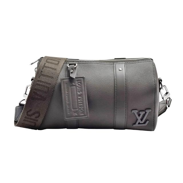 LV LOUIS VUITTON路易威登 M21437 LV M21437 經典City Keepall系列粒面小牛皮肩背/斜揹包,卡其色設計低調展現品牌格調,適合日常休閒或正式場合搭配。選用頂級小牛皮製成,經典LV金屬標誌,兼具時尚與實用性,是時尚愛好者的必備配件。