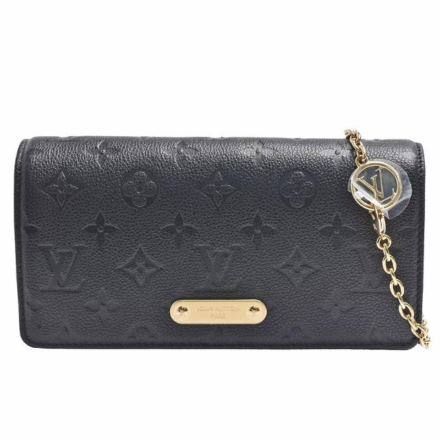 LV LOUIS VUITTON路易威登 M46919 Wallet On Chain Lily Empreinte 壓花皮革斜背包 全新 LOUIS VUITTON 路易威登 M46919 壓花皮革斜揹包,黑色系設計,外層與內層皆為高質牛皮,搭配原廠防塵袋與鍊帶,尺寸為長9.5cm、寬5cm、高10cm,背帶全長約110cm,法國製造,適合女性日常使用,釦式開口,內有2個夾層與1個內袋,輕便實用。